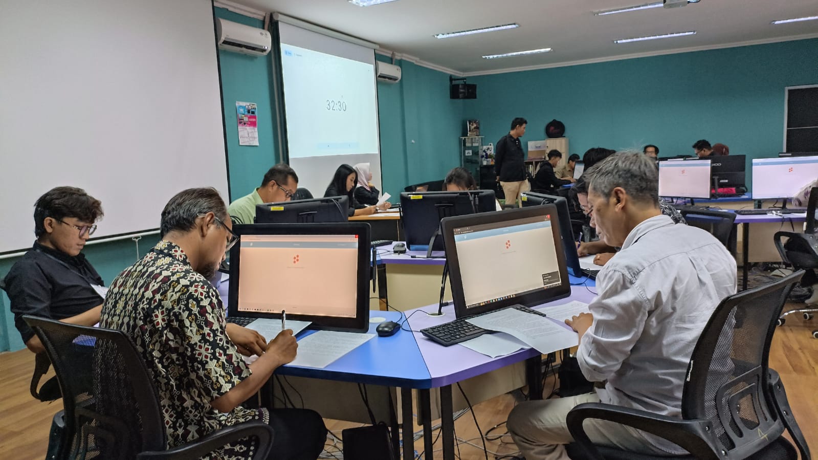 Pelaksanaan Tes Tertulis Calon Anggota Panwaslu Kecamatan di SMK Muhammadiyah 1 Semarang