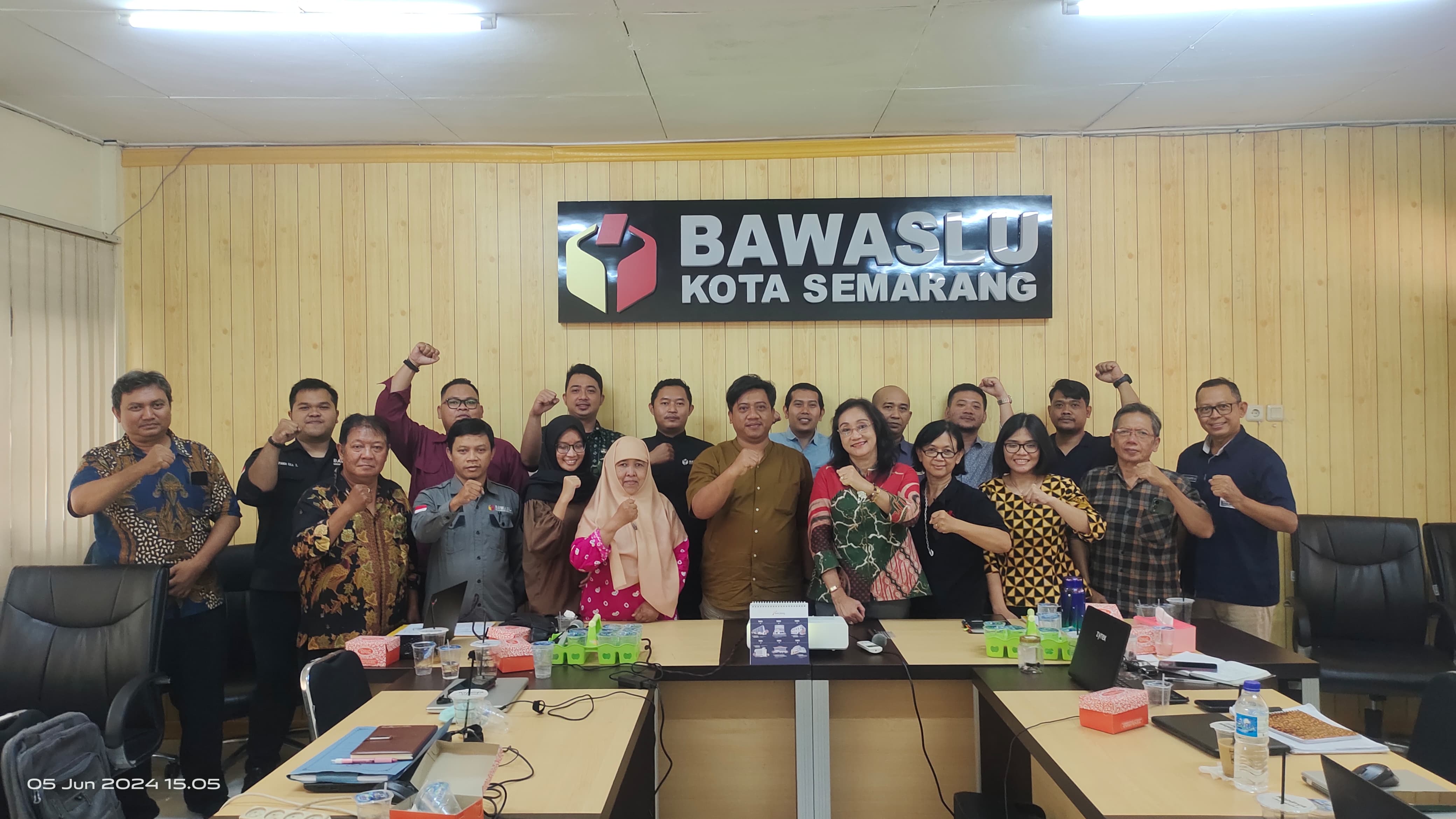 Foto bersama kegiatan Rapat Identifikasi Permasalahan Perbawaslu/Produk Hukum Non Perbawaslu