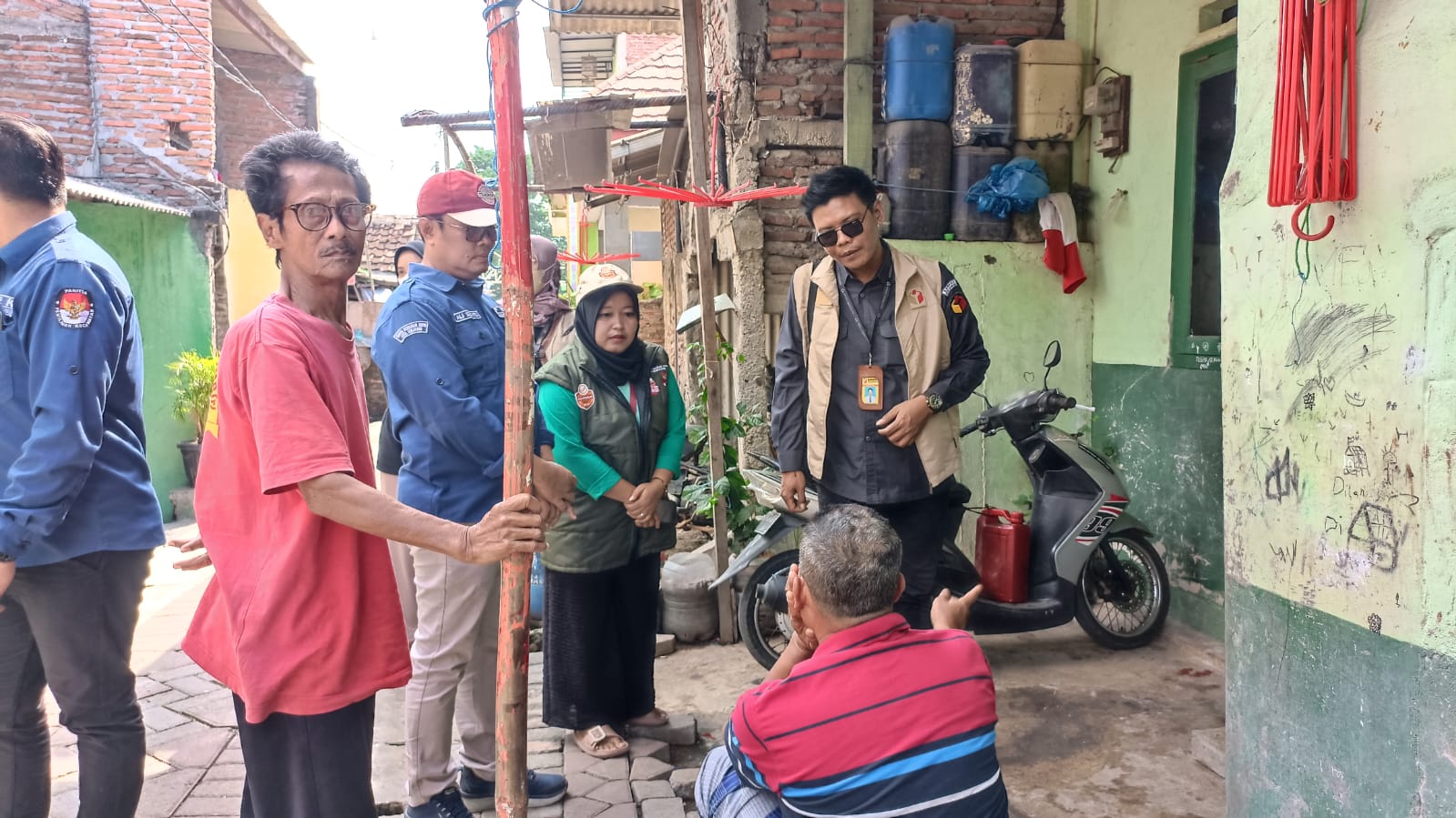 Patroli Pengawasan Kawal Hak Pilih Bawaslu Kota Semarang di Daerah Rawab Rob Banjir