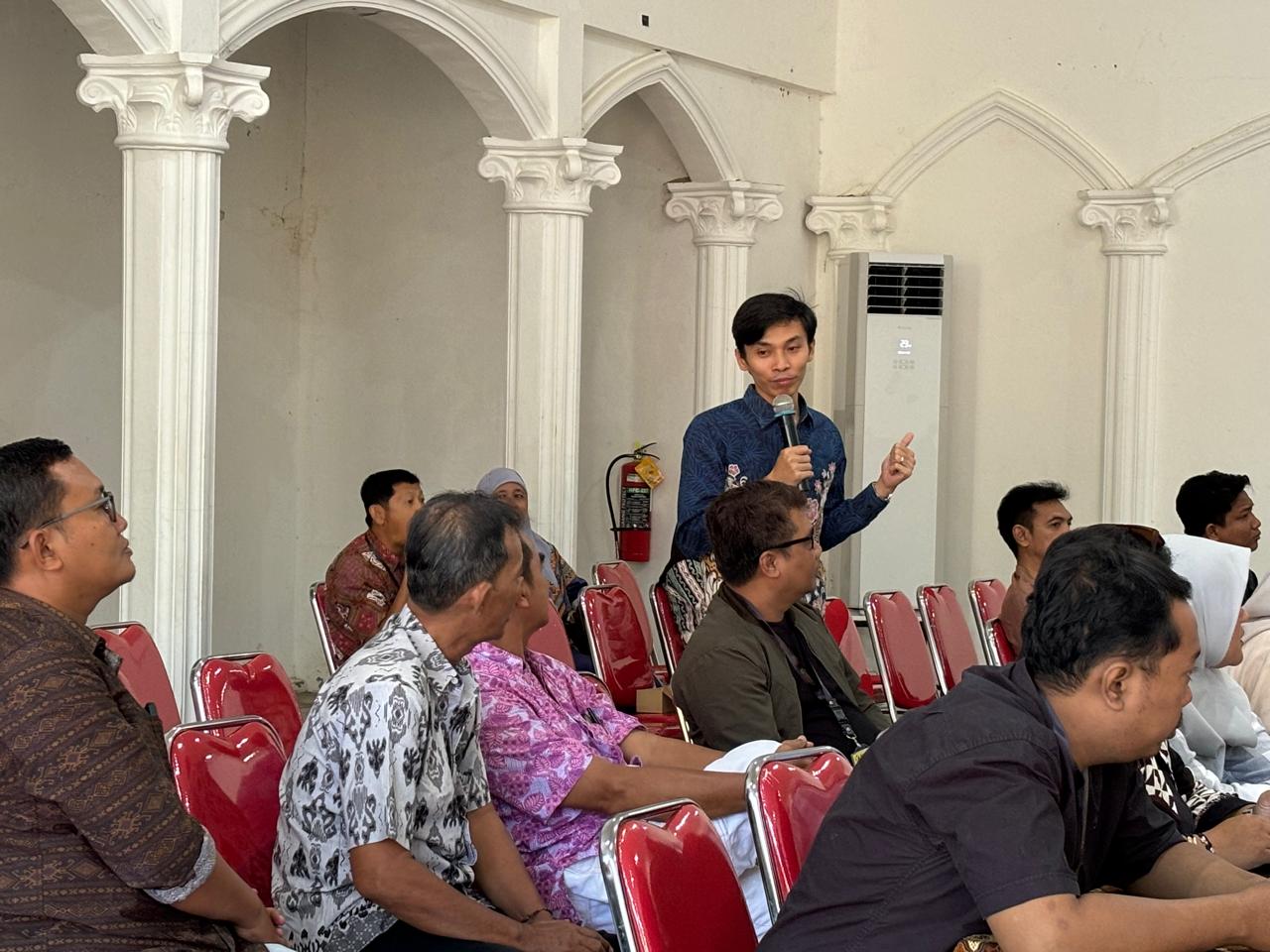 Pelatihan Menulis dan Editing Buku bagi Panwascam di Kantor Kecamatan Semarang Tengah