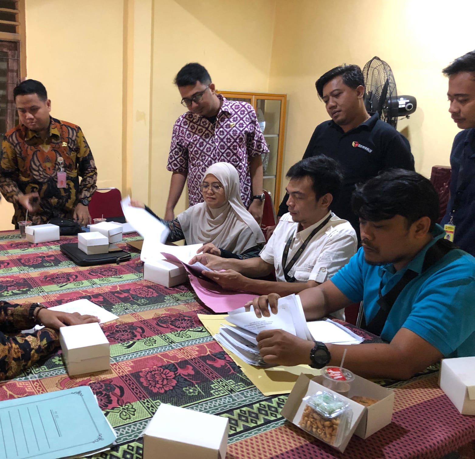 etua Bawaslu Kota Semarang Arief Rahman bersama jajaran sekretariat dan pengawas di tingkat kecamatan melakukan penelusuran dugaan pelanggaran dalam seleksi Pantarlih untuk Pemilihan di Kota Semarang.