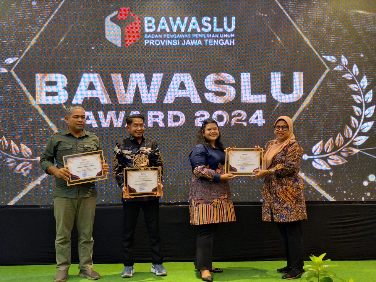 Kordiv Hukum dan Penyelesaian Sengketa Proses Bawaslu Kota Semarang, Maria Goreti ketika menerima penghargaan pada Bawaslu Jateng Award 2024