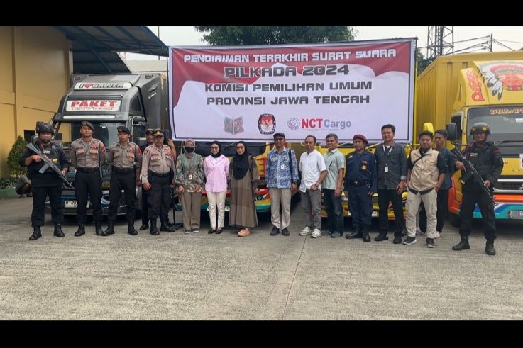 Foto bersama sebelum pemberangkatan pengiriman logistik Surat Suara Pilkada 2024