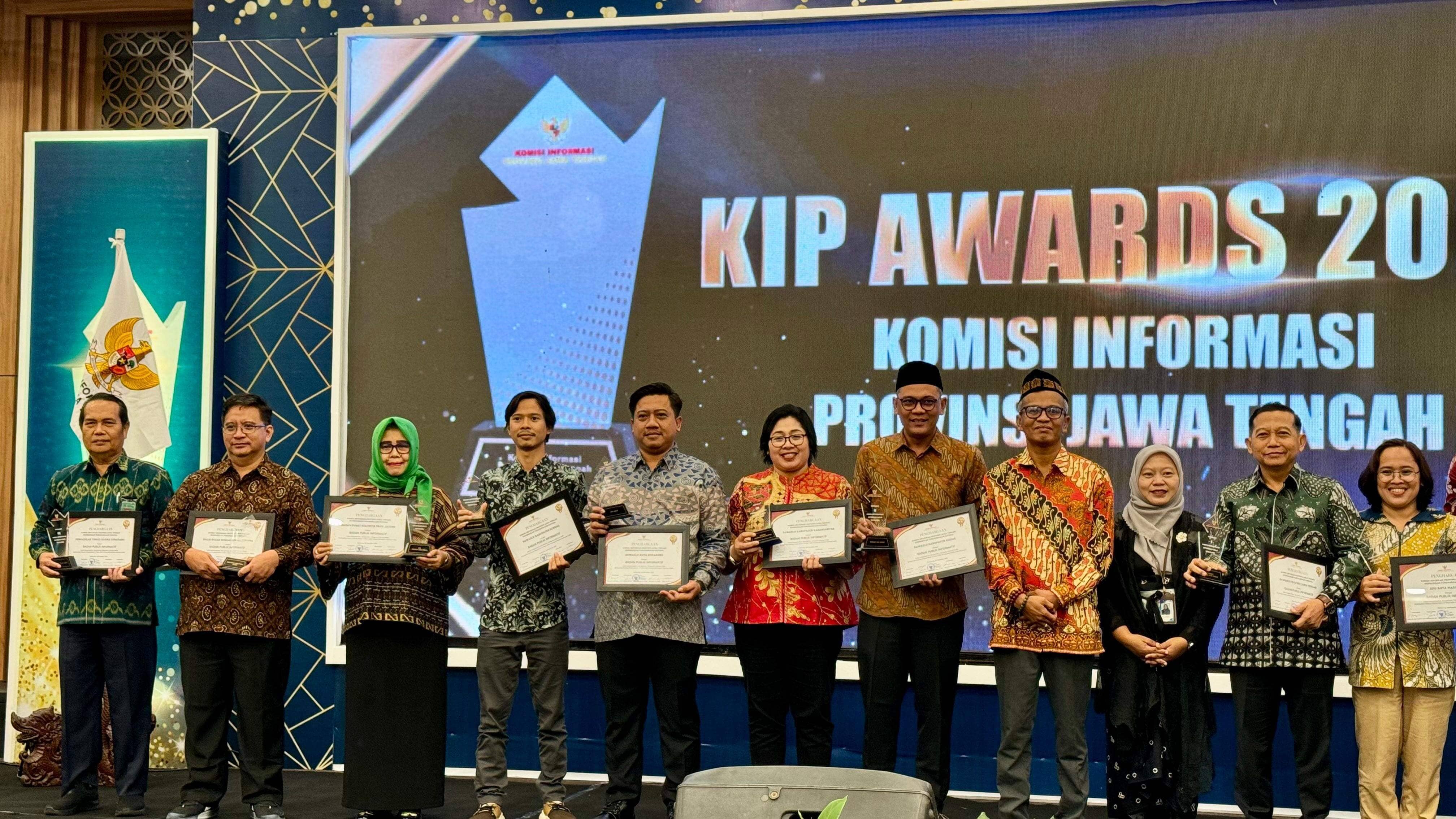 Ketua Bawaslu Kota Semarang saat menerima Penghargaan pada KIP Award 2024