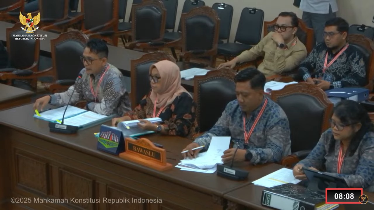 Ketua dan Anggota Bawaslu Kota Semarang bersama dengan Ketua dan Anggota Bawaslu Provinsi Jawa Tengah ketika mengikuti sidang perkara PHP Walikota Semarang di Mahkamah Konstitusi