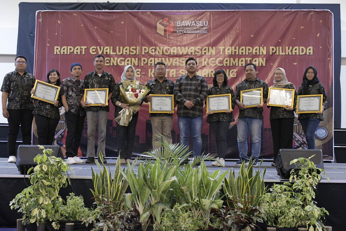 Ketua Bawaslu Kota Semarang Arief Rahman memberikan penghargaan kepada Panwaslu Kecamatan Tembalang kategori Panwaslu Kecamatan Terbaik Umum
