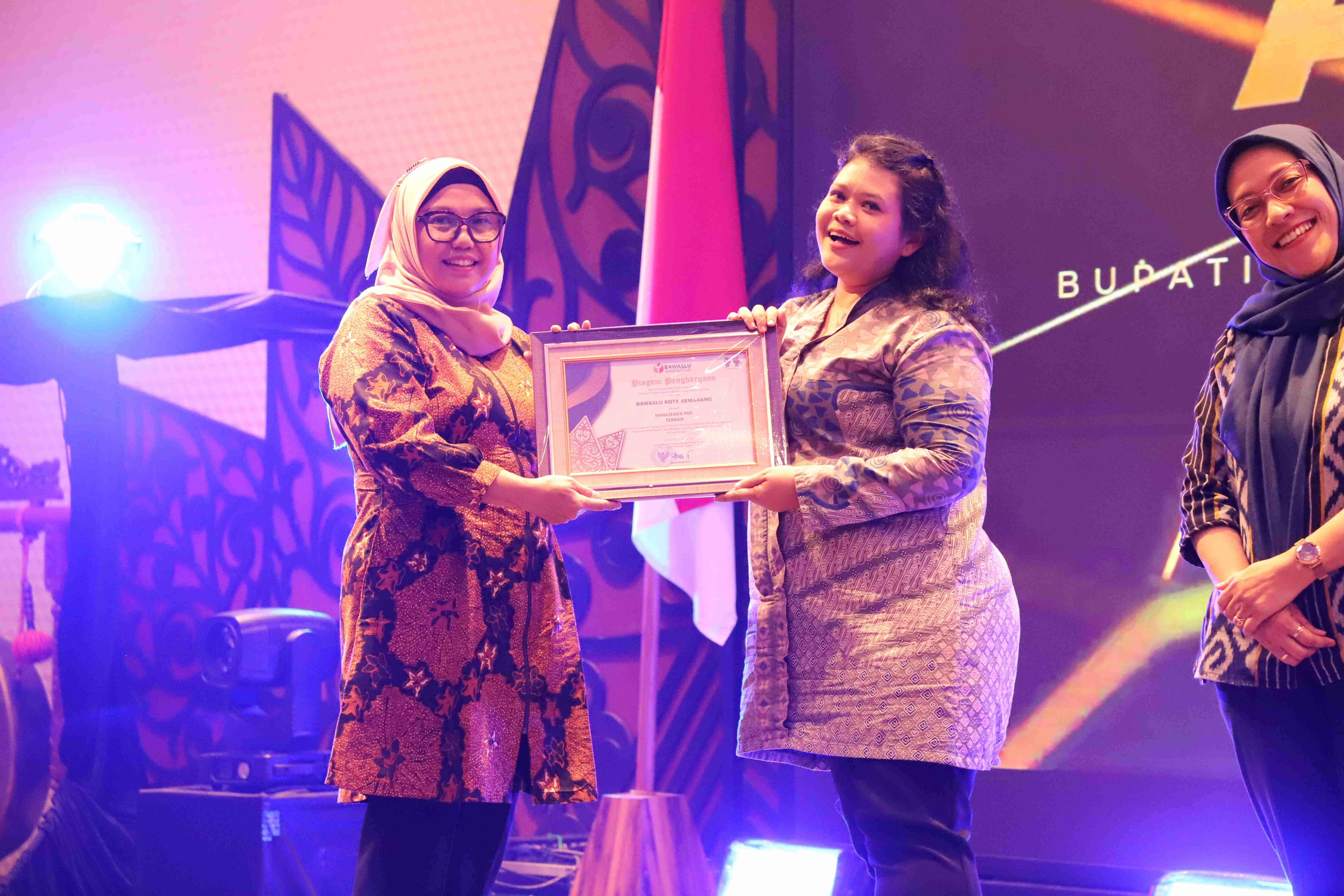 Bawaslu Kota Semarang terima piagam penghargaan dalam evaluasi bawaslu kab/kota se- Jawa Tengah dalam Pemilihan 2024