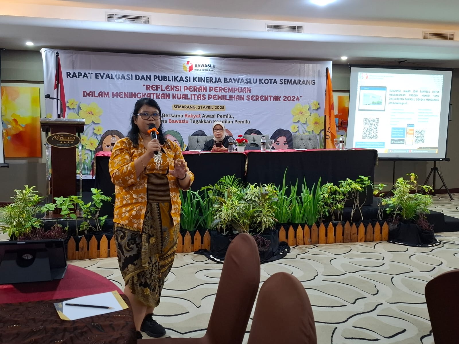 Anggota Bawaslu Kota Semarang Maria Goreti Jutari R. H. sosialisasikan JDIH Bawaslu kepada Kaum Perempuan