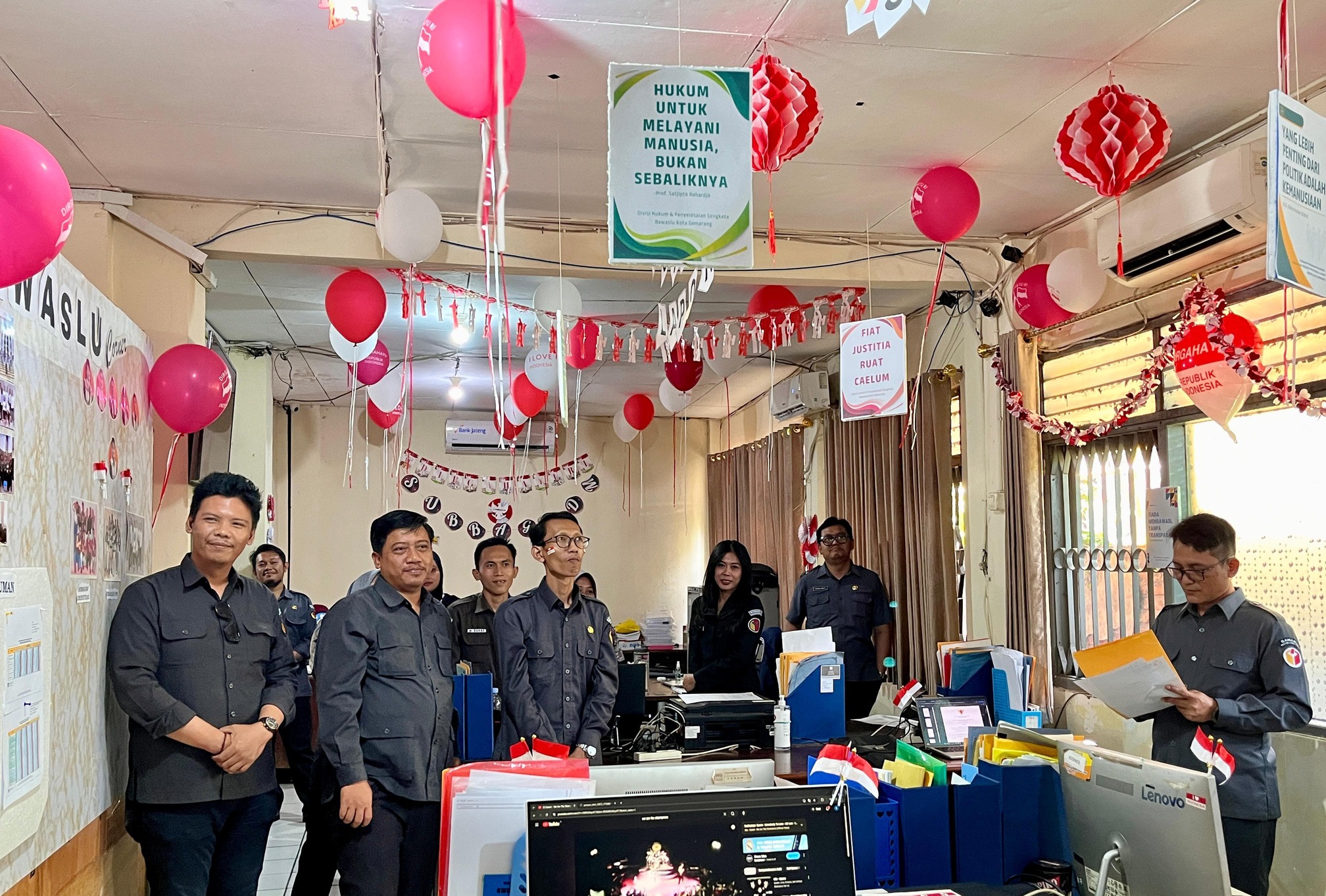 LOMBA MENGHIAS RUANG KERJA