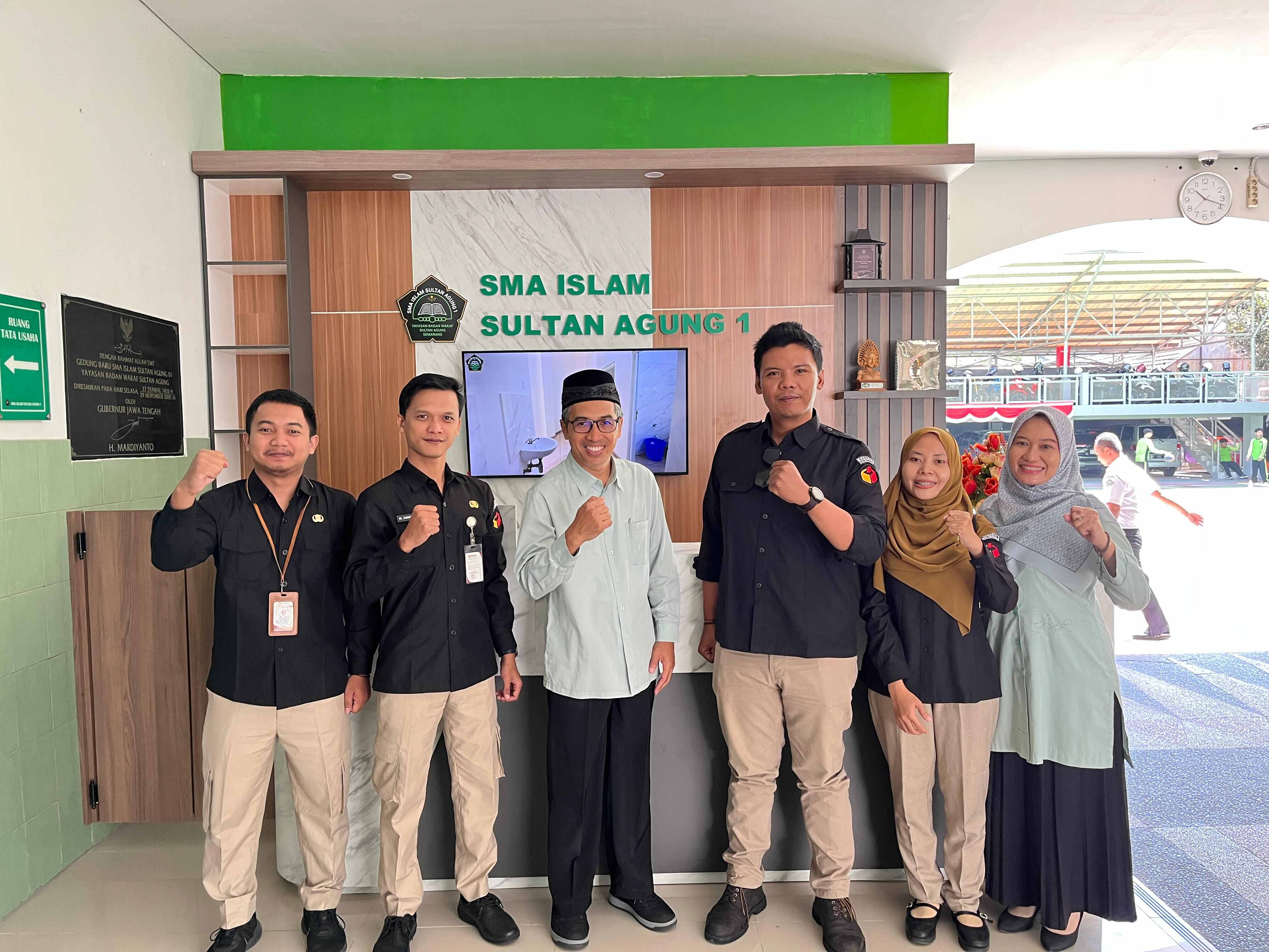 Foto bersama audiensi dengan SMA Islam Sultan Agung I Semarang