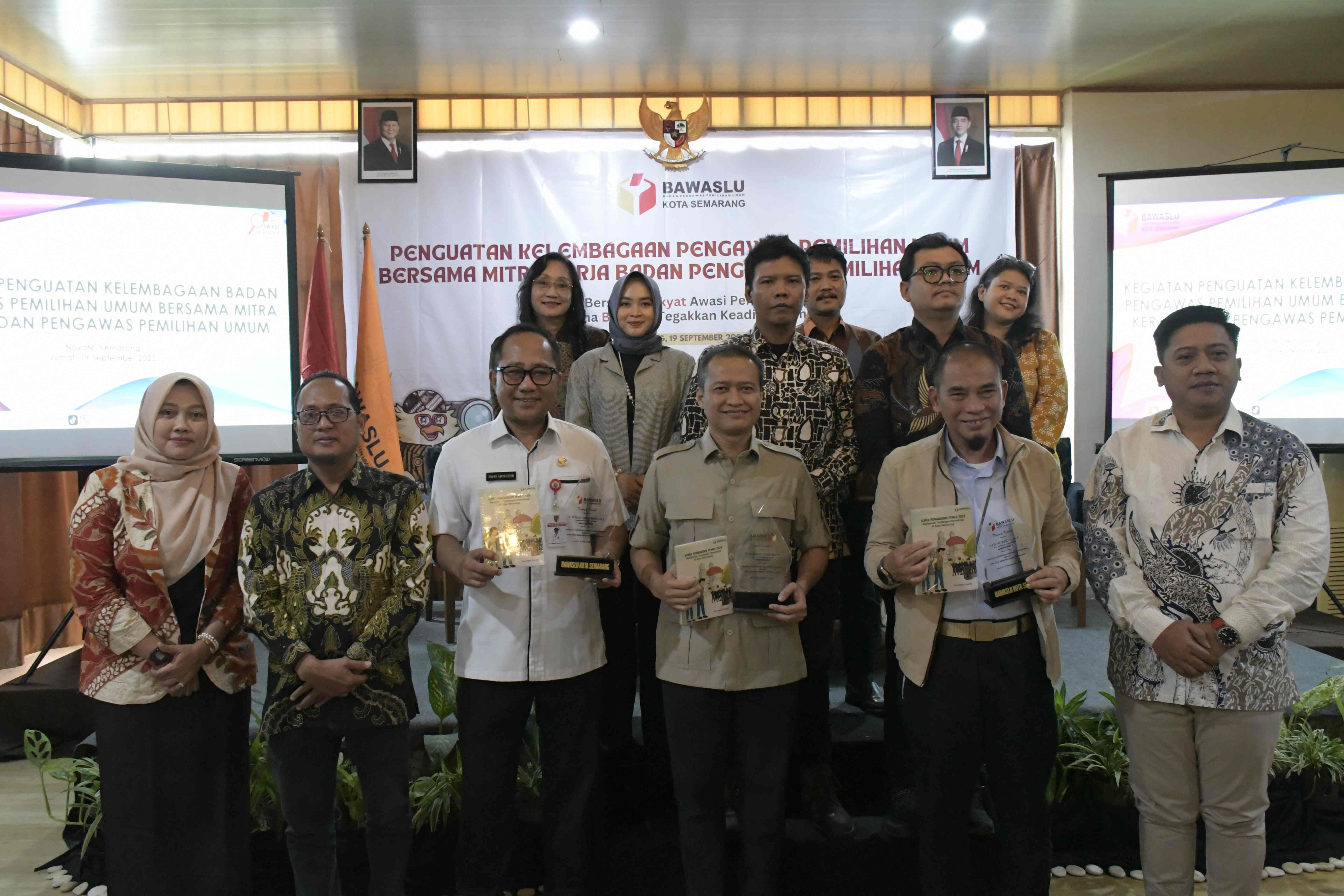 Penyerahan kenang-kenangan kepada narasumber