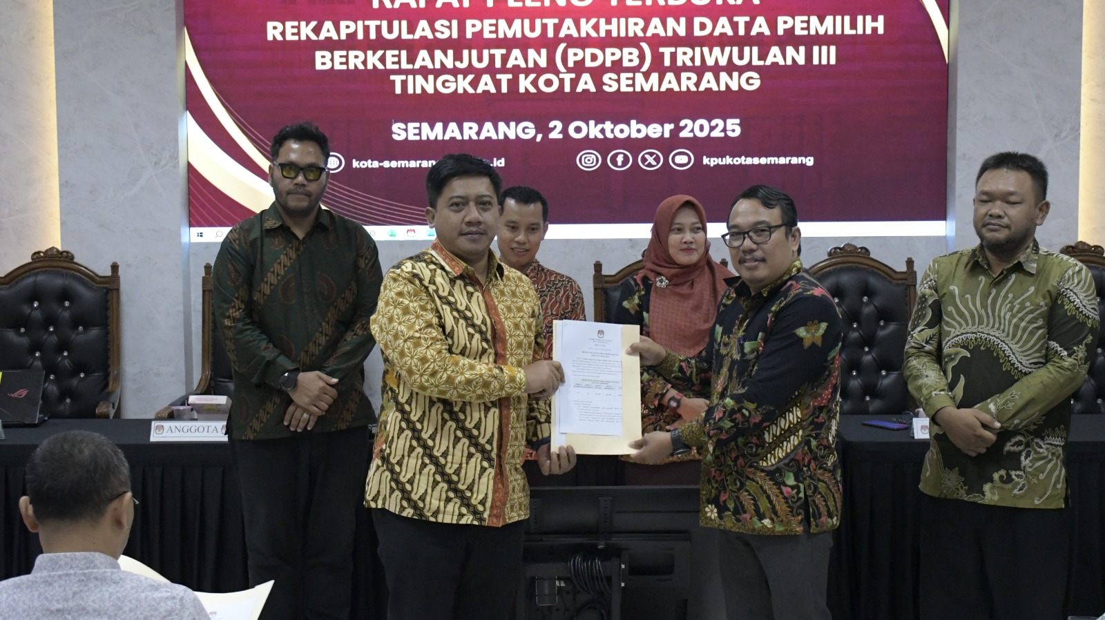 Pengawasan Rapat Pleno Terbuka Rekapitulasi Pemutakhiran Data Pemilih Berkelanjutan (PDPB) Triwulan III Tahun 2025 Tingkat Kota Semarang