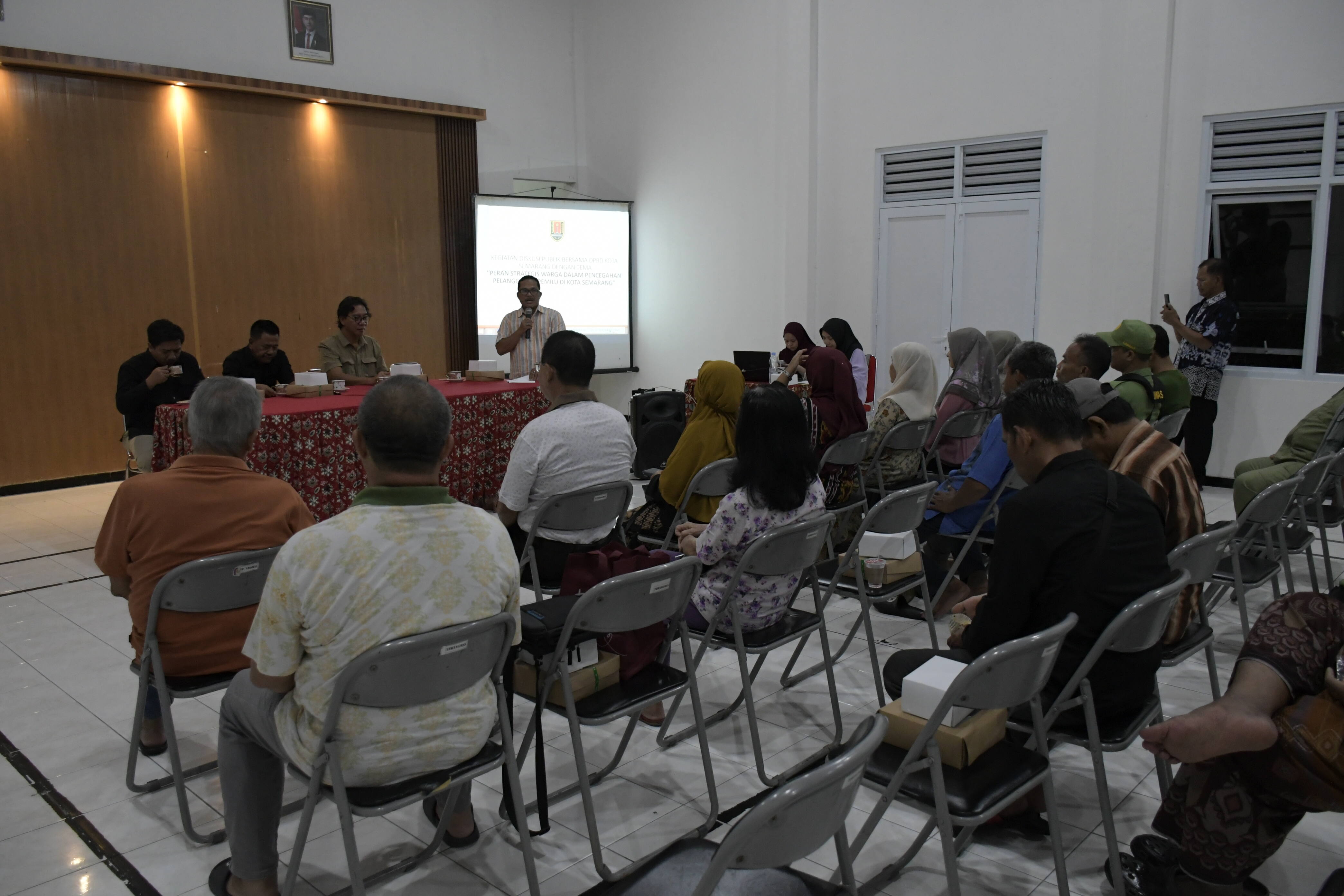 Diskusi Publik dengan warga Kelurahan Tawangmas