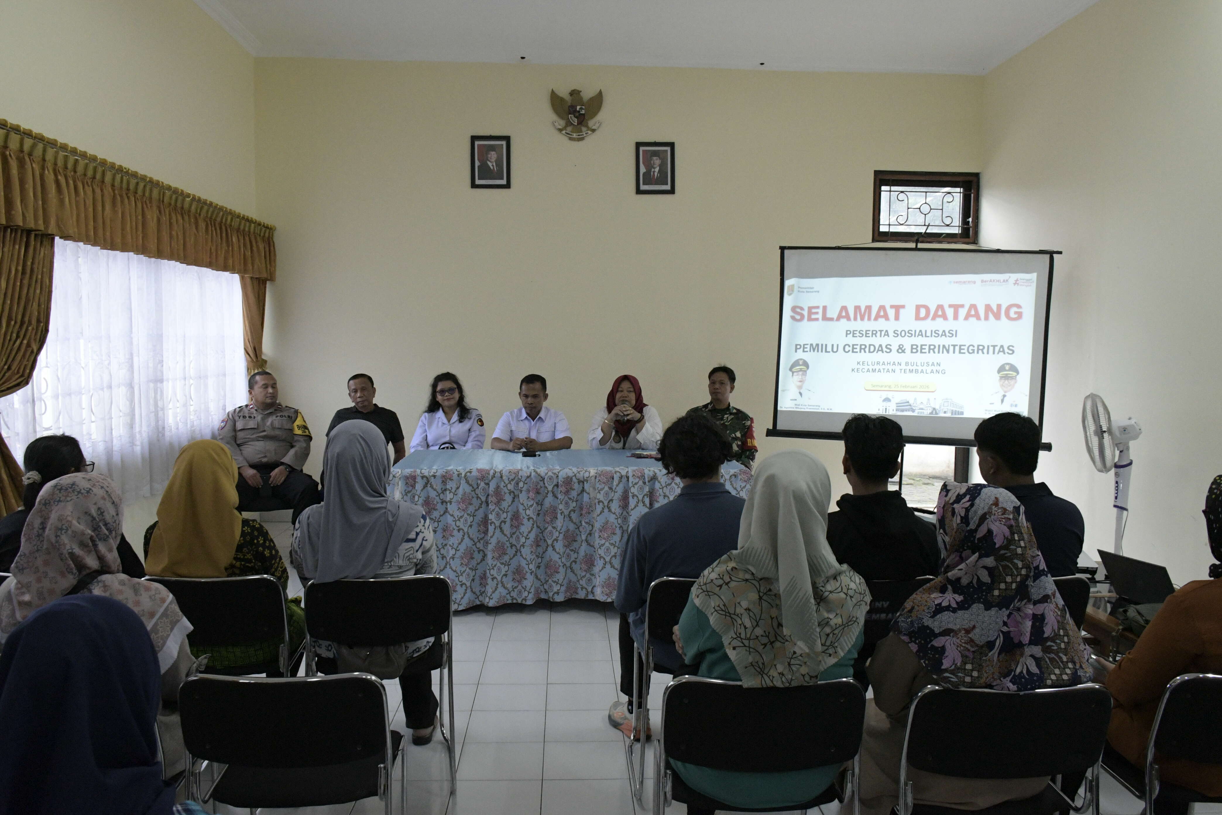 Diskusi publik dengan warga kelurahan bulusan