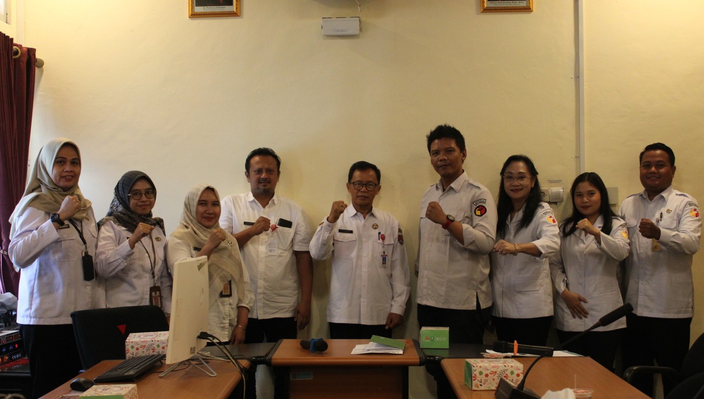 Sesi foto bersama antara Bawaslu Kota Semarang dengan Dinas Pendidikan Kota Semarang