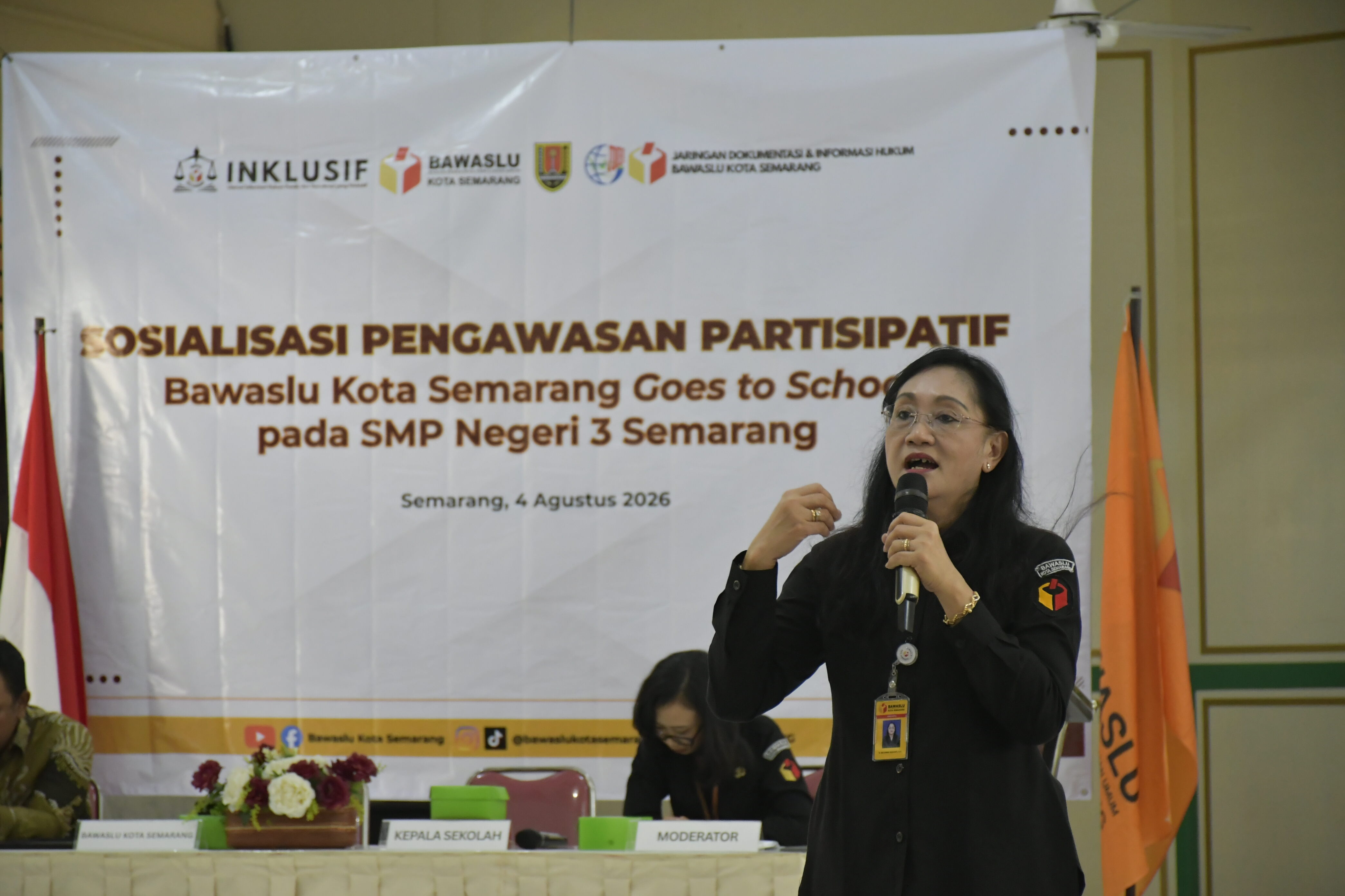 Bawaslu Kota Semarang menggandeng KPU Kota Semarang dalam kegiatan Sosialisasi Pengawasan Partisipatif: Bawaslu Kota Semarang Goes to School di SMP Negeri 3 Semarang, Selasa (4/8/2026). 