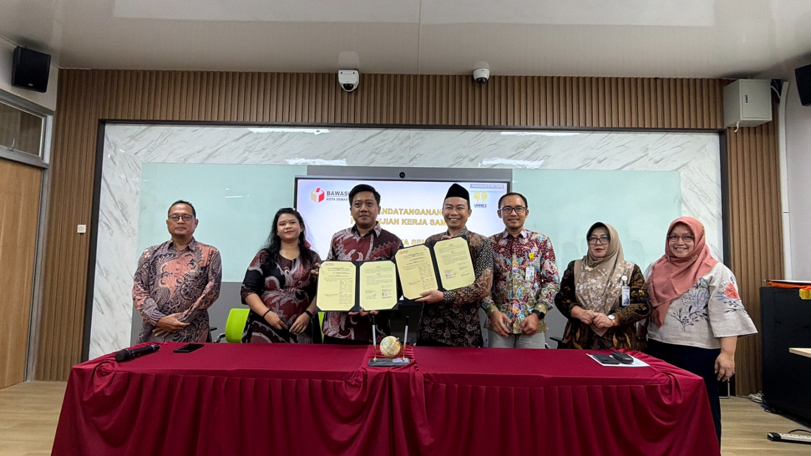Foto 08/10 Penandatanganan Kerjasama Bawaslu Kota Semarang dengan Fakultas Hukum UNNES