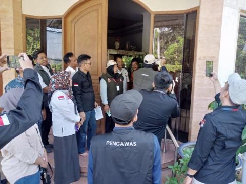 Ketua Bawaslu Kota Semarang bersama jajaran pengawas melakukan pendampingan proses coklit oleh Pantarlih