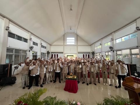 Foto bersama pimpinan Bawaslu Kota Semarang beserta jajarang pengawas se Kota Semarang