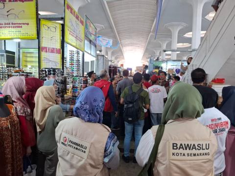 Pengawasan kampanye salah satu pasangan calon Walikota dan Wakil Walikota Semarang Tahun 2024 di Pasar Johar, Semarang