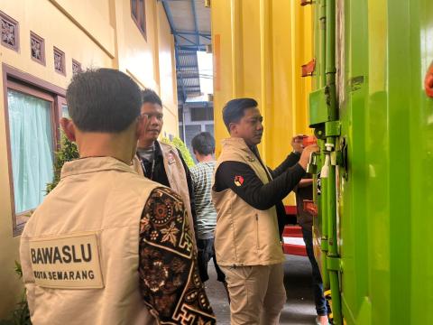 Tim Bawaslu Kota Semarang melakukan pengecekan Logistik Surat Suara Walikota dan Wakil Walikota Semarang Tahun 2024