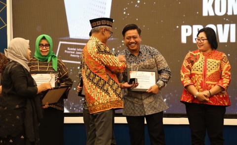 Ketua Bawaslu Kota Semarang saat menerima penghargaan pada KIP Award 2024