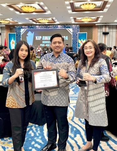 Bawaslu Kota Semarang saat menerima penghargaan pada KIP Award 2024