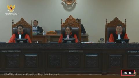 Ketua dan Anggota Mahkamah Konstitusi Republik Indonesia dalam sidang Perkara PHP Walikota Semarang