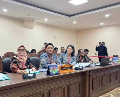 Ketua Arief Rahman (tengah) dan Anggota Bawaslu Kota Semarang Maria Goreti Jutari R H (kanan) mengikuti sidang di MK
