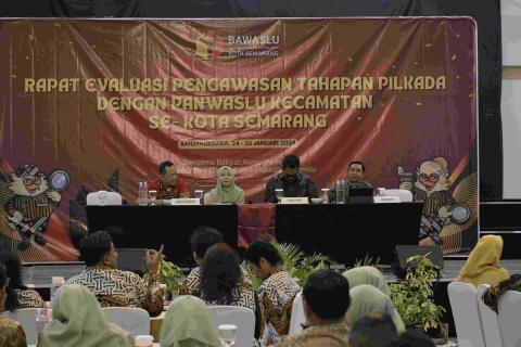 Narasumber dari Penggiat Pemilu Sumali Ibnu Chamid ketika sedang menyampaikan paparannya