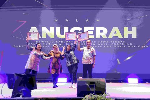 Maria Goreti Jutari R. H. Anggota Bawaslu Kota Semarang ketika menerima penghargaan kategori Manajemen Perselisihan Hasil Pemilihan Terbaik