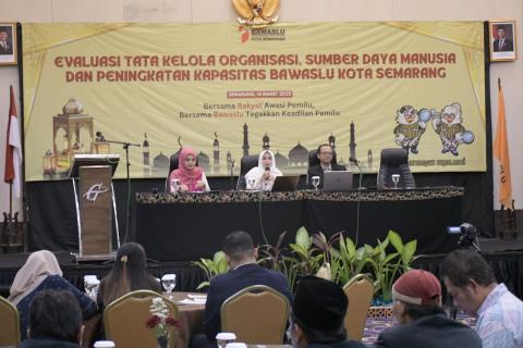 Euis Noor Faoziah dalam Kegiatan Evaluasi Tata Kelola Organisasi, SDM dan Peningkatan Kapasitas Bawaslu Kota Semarang
