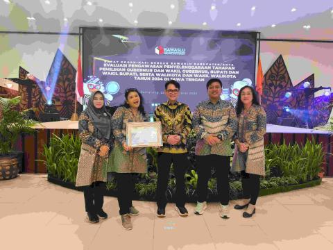 Pimpinan Bawaslu Kota Semarang berfoto bersama dengan Ketua Bawaslu Provinsi Jawa Tengah