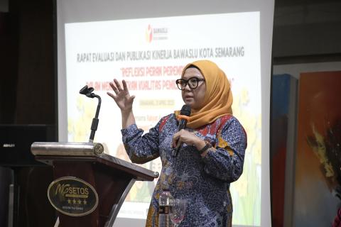 Anggota Bawaslu Provinsi Jawa Tengah, Diana Ariyanti saat pemaparan materi