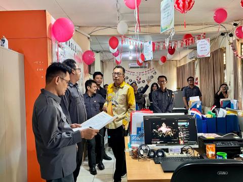 LOMBA MENGHIAS RUANG KERJA