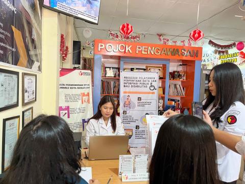 Petugas Pelayanan Informasi Bawaslu Kota Semarang sedang melaksanakan roomtour meja pelayanan informasi publik