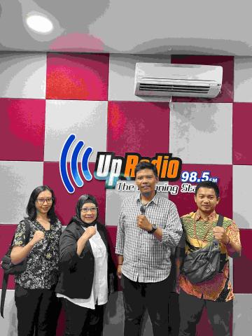 Foto bersama didalam studio Up Radio