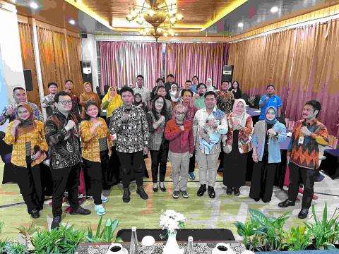 Foto bersama di akhir sesi acara