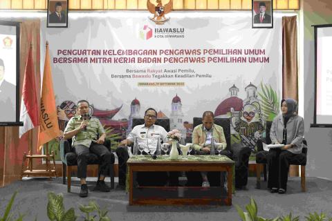 Diskusi panel yang dilakukan dengan narasumber