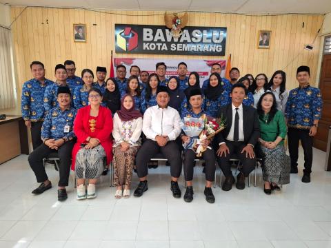 Foto bersama dengan pimpinan dan seluruh jajaran sekretariat