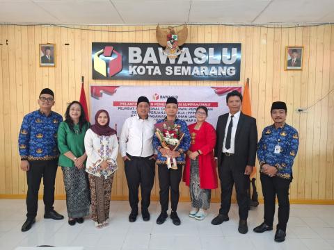 Foto bersama pimpinan bawaslu kota semarang, kepala sekretariat dan kepala subbagian administrasi
