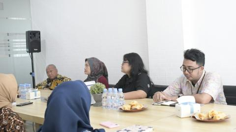 Maria Goreti J.  R. H. selaku Anggota Bawaslu Kota Semarang menyampaikan maksud dilakukannya audiensi