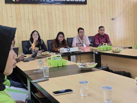 Silvania Susanti Anggota Bawaslu Kota Semarang saat menyampaikan paparan