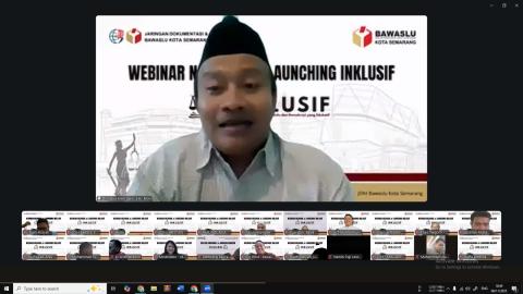 Narasumber Webinar Dr. Naya Amin Zaini ketika menyampaikan paparannya