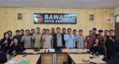 Foto bersama GAWAD, Pimpinan, dan Staf Bawaslu Kota Semarang