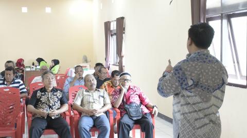 Diskusi publik dengan warga di Balai Kelurahan Krapyak, Kec. Semarang Barat