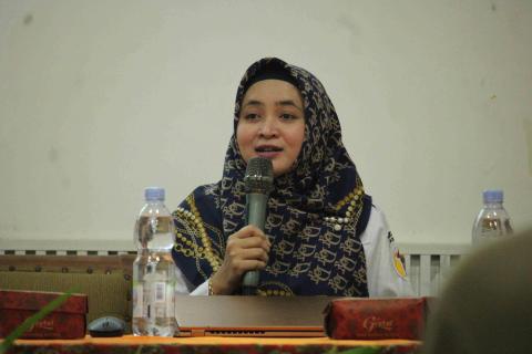 Euis Noor Faoziah, Anggota Bawaslu Kota Semarang saat menyampaikan paparannya