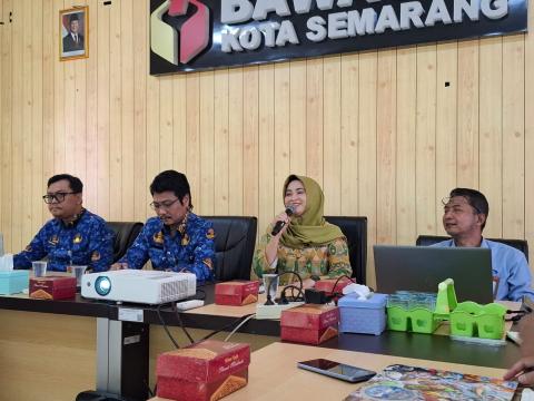 Kordiv SDMO dan Diklat Bawaslu Kota Semarang, Euis Noor Faoziah saat membuka kegiatan