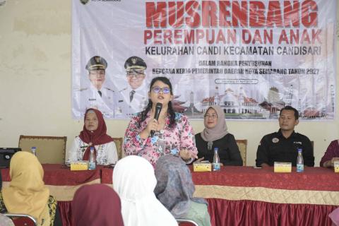 Maria Goreti Anggota Bawaslu Kota Semarang saat menyampaikan paparannya