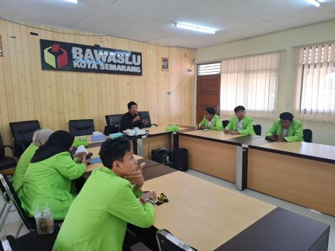 Konsolidasi Demokrasi bersama Mahasiswa Magang